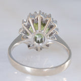 Anello a margherita vintage in oro bianco 14K con peridoto verde (2.60ct ca.) e diamanti di taglio brillante (0.36ctw ca.), anni ‘70/‘80