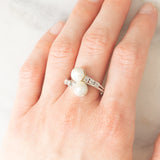 Anello contrarier vintage in oro bianco 18K con perle bianche e diamanti di taglio rosetta (0.36ctw ca.), anni ‘50/‘60