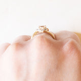 Anello in oro giallo e bianco 9K con zaffiro rosa chiaro sintetico di taglio trillion (0.65ct ca.) e zaffiri bianchi, anni ‘80