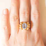 Anello vintage a fiocco in oro giallo 18K con spinello azzurro sintetico (2.50ct ca.), anni ‘50