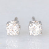 Orecchini punto luce in oro bianco 18K con diamanti di taglio brillante (0.28ctw ca.)