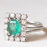 Anello a margherita francese vintage in platino e in oro bianco 18K con smeraldo (0.90ct ca.) e diamanti (0.70ctw ca.), anni ‘50/‘60