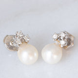 Orecchini vintage in oro bianco 14K con perle bianche e diamanti di taglio brillante (0.18ctw ca.), anni ‘60/‘70