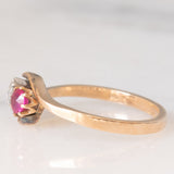 Anello Toi et Moi in oro giallo 14K con rubino sintetico (0.17ct ca.) e diamante di taglio vecchia Europa (0.15ct ca.), anni ‘10/‘20