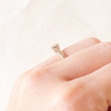 Anello vintage in oro bianco 9K con illusion setting di diamanti (0.10ctw ca.), anni ‘80/‘90
