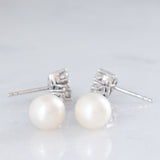 Orecchini pendenti vintage in oro bianco 14K con perle bianche e diamanti di taglio brillante (1.30ctw ca.), anni ‘70/‘80