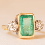 Trilogy vintage in oro giallo e bianco 18K con smeraldo (1.70ct ca.) e diamanti di taglio brillante (0.30ctw ca.), anno 1984