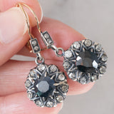 Orecchini pendenti antichi in oro giallo 18K e argento con zaffiri (5ctw ca.) e diamanti di taglio vecchia miniera (1ctw ca.), primi del ‘900