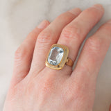 Anello da cocktail vintage in oro giallo 8K con spinello azzurro sintetico (7ct ca.), anni ‘60/‘70