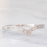 Anello a “V” in oro bianco 9K con diamanti di taglio tapered, anni ‘90