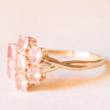 Anello a fiore vintage in oro giallo 10K con zaffiri rosa sintetici (1.20ctw ca.) e zaffiri bianchi, anno 1992