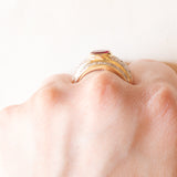 Anello a fascia vintage in oro giallo 18K con rubino (1.40ct ca.) e diamanti di taglio brillante (1ct ca.), anni ‘70/‘80