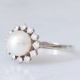 Anello a margherita vintage in oro bianco 18K con perla bianca e diamanti di taglio brillante (0.48ctw ca), anni ‘60