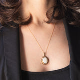 Collana vintage con catenina in oro giallo 9K e con ciondolo in oro giallo 9K con opale (3ct ca.), anni ‘70