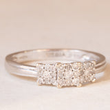 Anello “trilogy” in oro bianco 9K con diamanti (0.25ctw ca.), anni ‘80/‘90