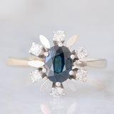 Anello a margherita vintage in oro bianco 14K con zaffiro (1ct ca.) e diamanti (0.24ctw ca.), anni ‘60/‘70