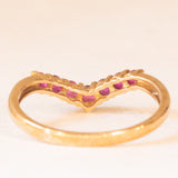 Anello a “V” vintage in oro giallo 9K con rubini sintetici (0.35ctw ca.), anno 2001