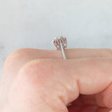 Anello vintage in oro bianco 14K con rubini (0.30ctw ca.) e diamanti di taglio brillante (0.22ctw ca.), anni ‘80