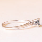 Solitario vintage in oro bianco 14K con diamante blu trattato di taglio brillante (0.45ct ca.), anni ‘90