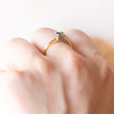 Anello solitario in oro giallo e bianco 14K con cromodiopside, anni ‘60/‘70