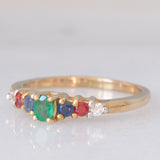 Veretta vintage in oro giallo 9K con smeraldo (0.10ct ca.), rubini (0.10ctw ca.), zaffiri (0.10ctw ca.) e zirconi bianchi