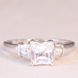 Anello vintage in oro bianco 9K con kunzite (1.20ct ca.) e diamanti di taglio tapered, anno 2005