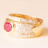 Anello a fascia vintage in oro giallo 18K con rubino (1.40ct ca.) e diamanti di taglio brillante (1ct ca.), anni ‘70/‘80
