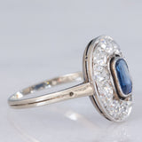 Anello a margherita antico in oro bianco con zaffiro (0.70ct ca.) e diamanti di taglio vecchia miniera (1ctw ca.), anni ‘20/‘30