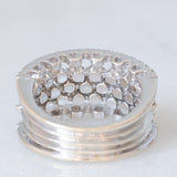 “Cinque anelli in uno” Anello vintage a fascia con cinque anelli collegati tra di loro in oro bianco 18K con diamanti di taglio brillante (1.40ctw ca.)