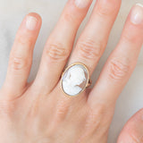 Anello retrò in oro giallo 14K con cammeo su conchiglia rappresentante profilo di soldato romano, anni ‘30/‘40