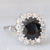 Anello a margherita in oro bianco 14K con zaffiro (3.50ct ca.) e diamanti di taglio brillante (0.56ctw ca.), anni ‘70