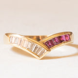 Anello vintage a “V” in oro giallo 18K con rubini (0.24ctw ca.) e con diamanti (0.30ctw ca.), anni ‘70/‘80