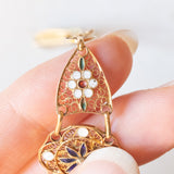 Braccialetto semirigido in oro giallo 14K con decorazioni floreali con smalti bianchi, rossi, verdi e blu e con lavorazioni a traforo, anni ‘50/‘60