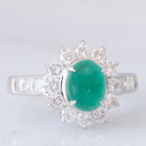 Anello a margherita in platino con smeraldo cabochon (1.35ct) e diamanti (1.13ctw), anni ‘70/‘80
