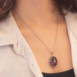 Collana con catenina in oro bianco 14K e con ciondolo in argento con inserto a forma di ibisco cinese e con ametista (14ct ca.) e perline bianche