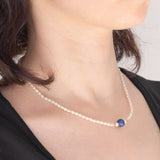 Collana moderna con perle bianche, lapislazzuli e oro giallo 18K