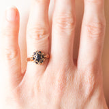 Anello a margherita vintage in oro giallo e bianco 9K con zaffiri (0.70ctw ca.) e diamanti (0.06ctw ca.)