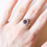 Anello a margherita vintage in oro bianco 18K con zaffiro (1.50ct ca.) e diamanti di taglio brillante (0.36ctw ca.), anni ‘60/‘70