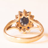 Anello a margherita vintage in oro giallo e bianco 9K con zaffiri (0.70ctw ca.) e diamanti (0.06ctw ca.)