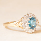 Anello a margherita vintage in oro giallo e bianco 9K con spinello sintetico azzurro (1ct ca.) e diamanti (0.05ctw ca.), anni ‘90