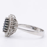 Anello a margherita navette vintage in oro bianco 14K con zaffiro (0.60ct ca.) e diamanti (0.42ctw ca.), anni ‘70