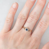 Anello a margherita vintage in oro giallo 9K con zaffiro (0.10ct ca.) e diamanti (0.08ctw ca.), anno 1987