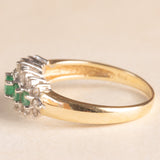 Anello vintage in oro giallo e bianco 14K con smeraldi (0.34ctw ca.) e diamanti (0.30ctw ca.), anni ‘70