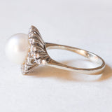 Anello a margherita vintage in oro bianco 18K con perla bianca e diamanti (0.18ctw ca.), anni ‘70