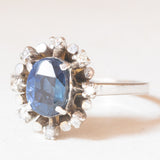 Anello a margherita vintage in oro bianco 14K con zaffiro (2ct ca.) e diamanti (0.16ctw ca.), anni ‘60/‘70