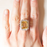 Anello a margherita vintage in oro bianco 18K con quarzo citrino (9.50ct ca.) e diamanti di taglio brillante (1.60ctw ca.), anni ‘60