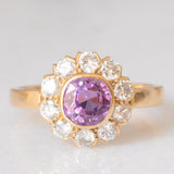 Anello a margherita vintage in oro giallo 18K con zaffiro rosa (1.70ct ca.) e diamanti di taglio brillante (1ctw ca.), anni ‘60/‘70