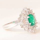 Anello ballerina in oro bianco 18K con smeraldo (0.70ct ca.) e diamanti di taglio brillante e di taglio baguette (0.82ctw ca.), anni ‘60/‘70