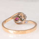 Anello Toi et Moi in oro giallo 14K con rubino sintetico (0.17ct ca.) e diamante di taglio vecchia Europa (0.15ct ca.), anni ‘10/‘20