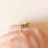 Trilogy vintage in oro giallo 9K con opale (0.40ct ca.) e granati (0.06ctw ca.), anni ‘70